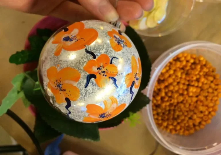 Декорирование ёлочных игрушек