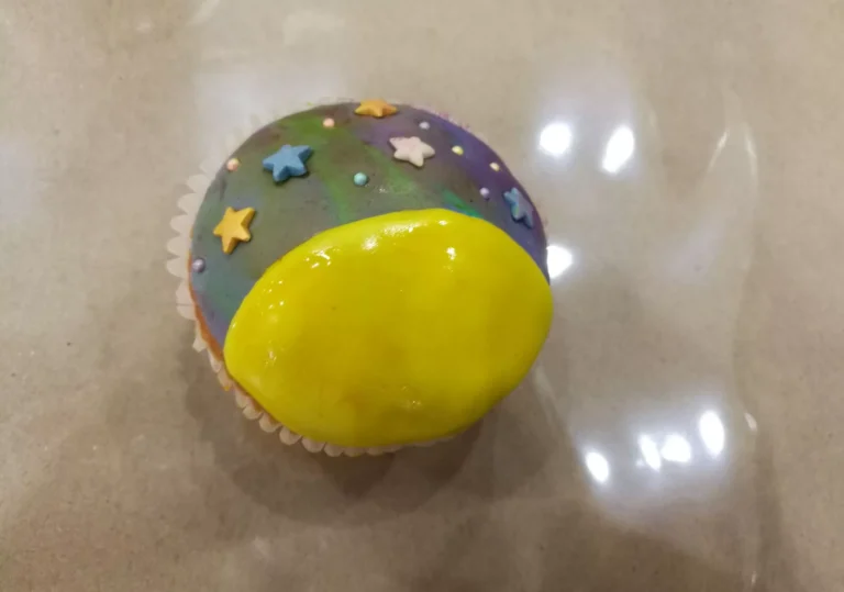 Украшение пирожных мастикой