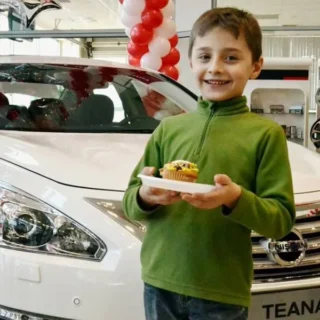 Украшение пирожных марципаном в салоне Nissan