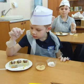 Мастер-класс по шоколадным конфетам в подарочной упаковке для учеников Московской школы №492
