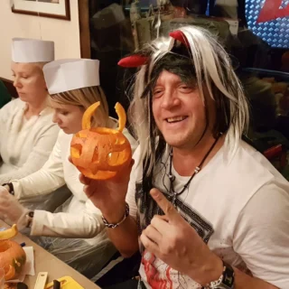 Карвинг по тыквам на Halloween в ресторане Авиатор